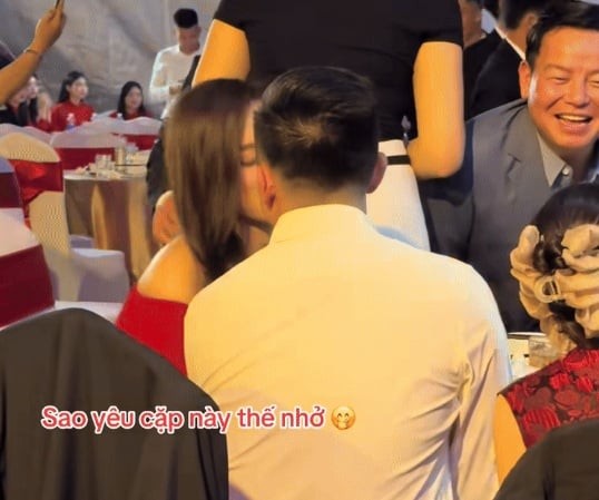 Những cử chỉ thân mật này nhanh chóng lan truyền và thu hút nhiều ý kiến trái chiều. 