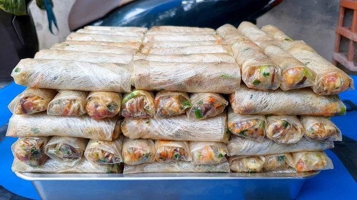 Nem gói vừa tay sẽ không bị bục khi rán và giữ được hình dáng đẹp.