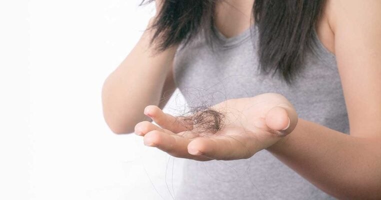 Việc buộc tóc khi ngủ, dù là buộc nhẹ, vẫn có thể tạo áp lực nhất định lên chân tóc và da đầu.