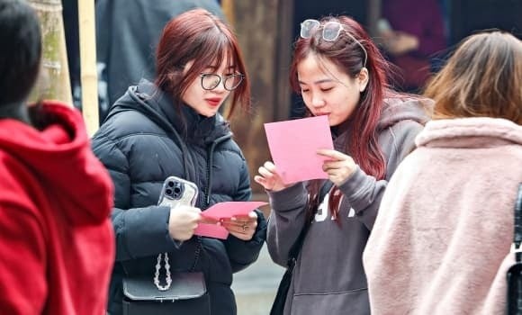 Song song với xin xăm, bấm quẻ đầu năm cũng là phong tục quen thuộc.