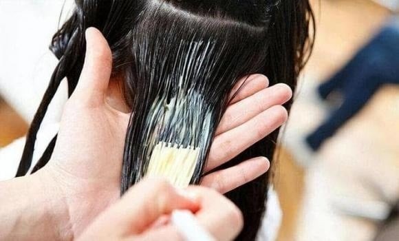 Các chuyên gia khuyến nghị nên nhuộm khi tóc khô. 