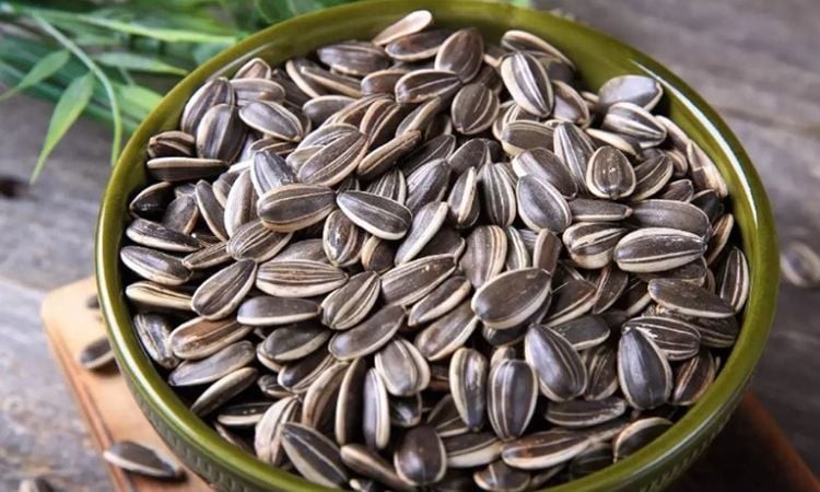 Trong hạt hướng dương chứa rất nhiều vitamin E giúp kích thích mọc tóc, giúp tóc trở nên chắc khỏe, chống gãy rụng.