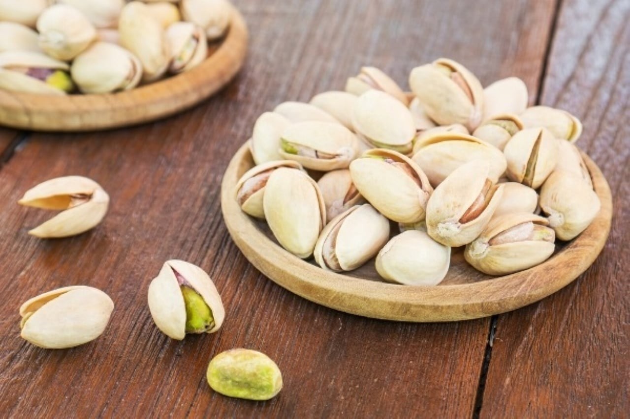 Hạt dẻ cười cũng rất giàu các chất dinh dưỡng khác như protein, chất béo, beta-carotene... giúp cải thiện tình trạng tóc xơ rối và gãy rụng.