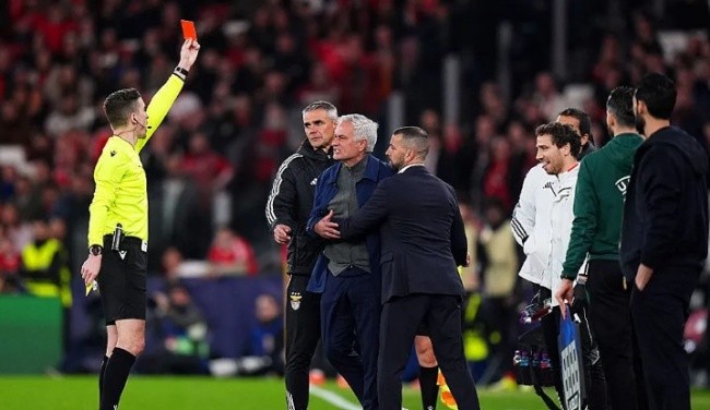 Mourinho nhận thẻ đỏ.