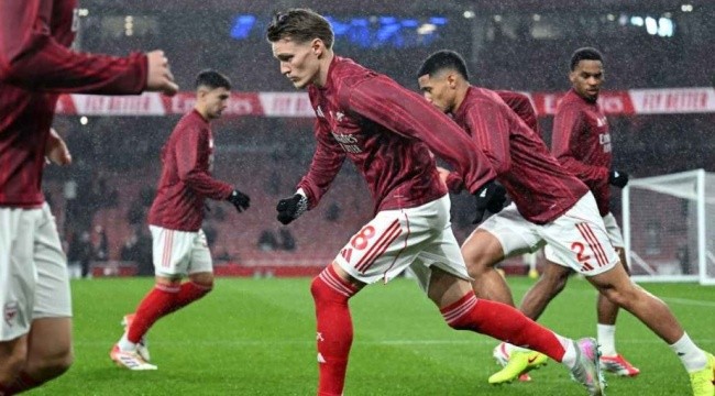 Các cầu thủ Arsenal khởi động trước trận.