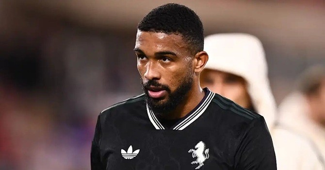  Bremer buộc phải rời sân sớm vì chấn thương.