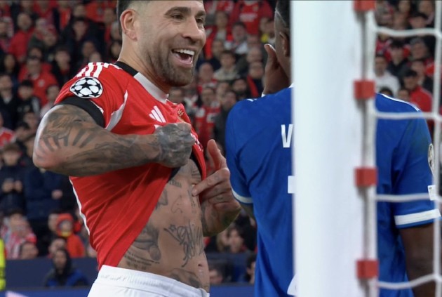 Otamendi khoe cúp đáp trả Vinicius.