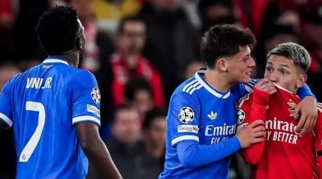 Trận đấu gây tranh cãi bởi những yếu tố ngoài chuyên môn.