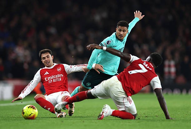 Arsenal buộc phải thận trọng trước Wolves.