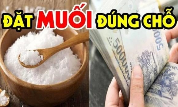 Trong phong thủy nhà ở, muối được cho là có khả năng hấp thụ năng lượng tiêu cực, giúp không gian thêm hài hòa.