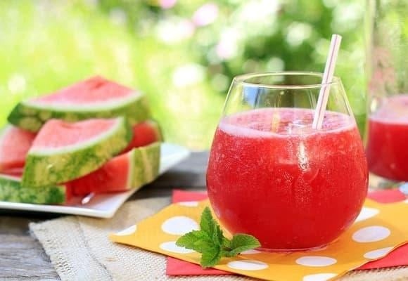 Bưởi là nguồn cung cấp dồi dào vitamin C và các chất chống oxy hóa, góp phần tăng cường trao đổi chất và hạn chế stress oxy hóa – yếu tố có liên quan đến tích tụ mỡ nội tạng.