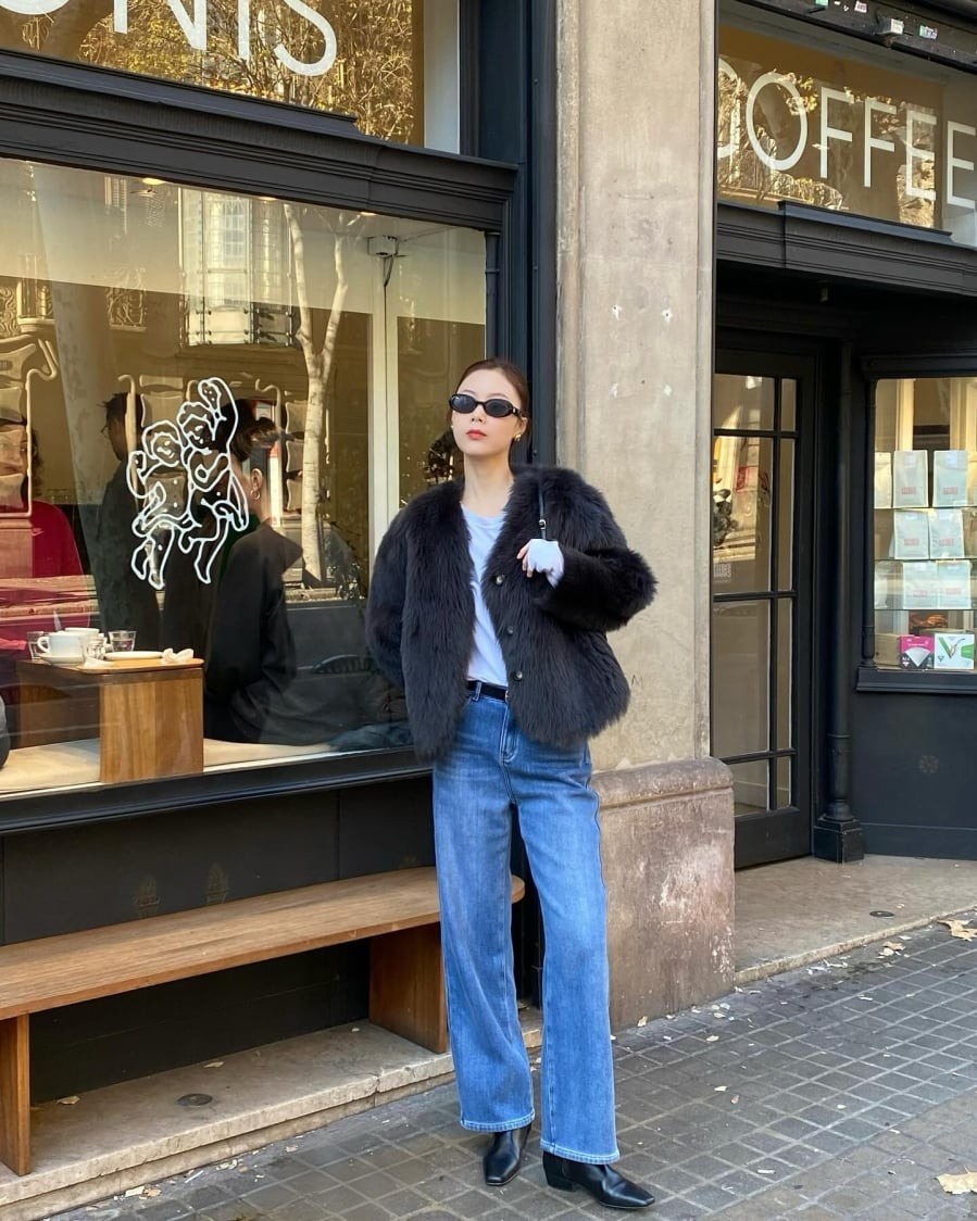 Đối với những ai muốn nâng tầm phong cách trong dịp đầu năm, áo khoác lông là lựa chọn đáng cân nhắc. 