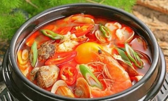 Lẩu Thái hấp dẫn bởi vị chua cay đặc trưng, kích thích vị giác ngay từ lần thử đầu tiên.