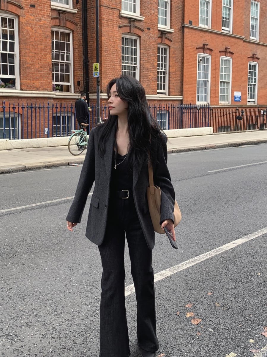 Jeans ống suông hoặc dáng straight sẽ giúp tổng thể cân đối hơn, đặc biệt khi kết hợp thêm thắt lưng bản nhỏ và giày mũi nhọn hoặc boots cổ thấp.