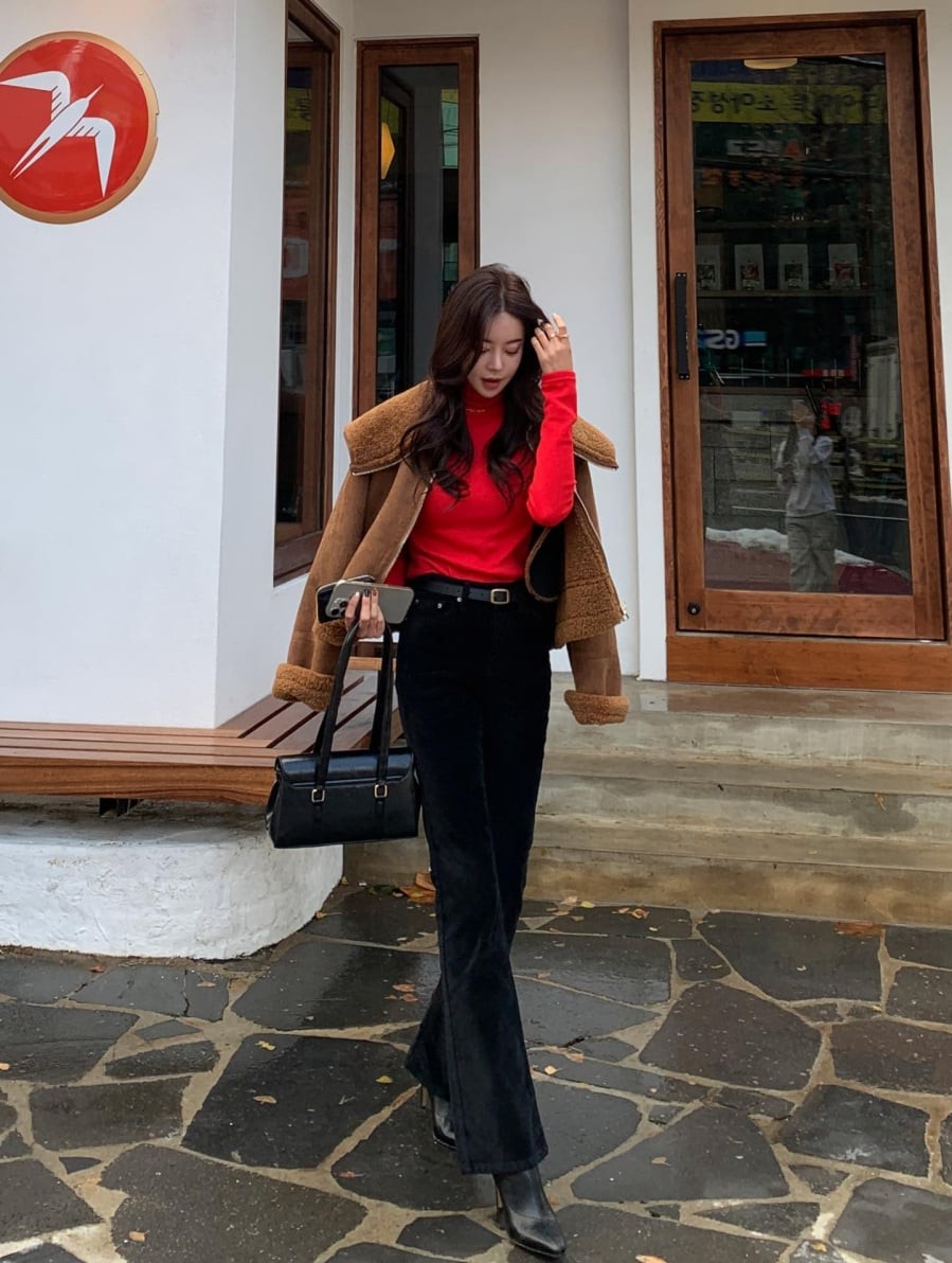 Một trong những cách dễ áp dụng nhất là phối áo đỏ cùng quần mang tông màu trung tính như đen, trắng, be, xám hoặc nâu nhạt. 