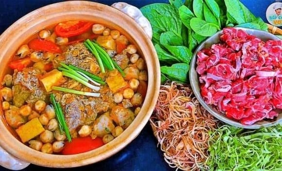 Mang hương vị truyền thống, lẩu riêu cua bắp bò chinh phục thực khách nhờ nước dùng thanh ngọt từ cua đồng, béo thơm của riêu và chút chua dịu từ dấm bỗng, cà chua.

