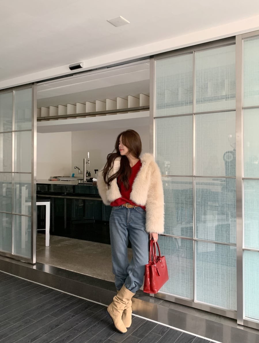 Denim là lựa chọn lý tưởng khi muốn cân bằng sự nổi bật của màu đỏ.