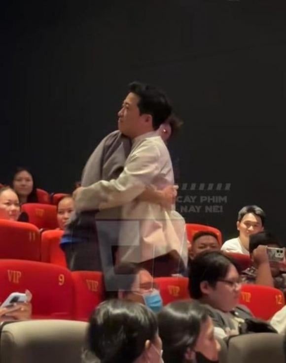 Clip ghi lại khoảnh khắc này nhanh chóng lan truyền trên mạng xã hội, thu hút hàng trăm nghìn lượt xem.