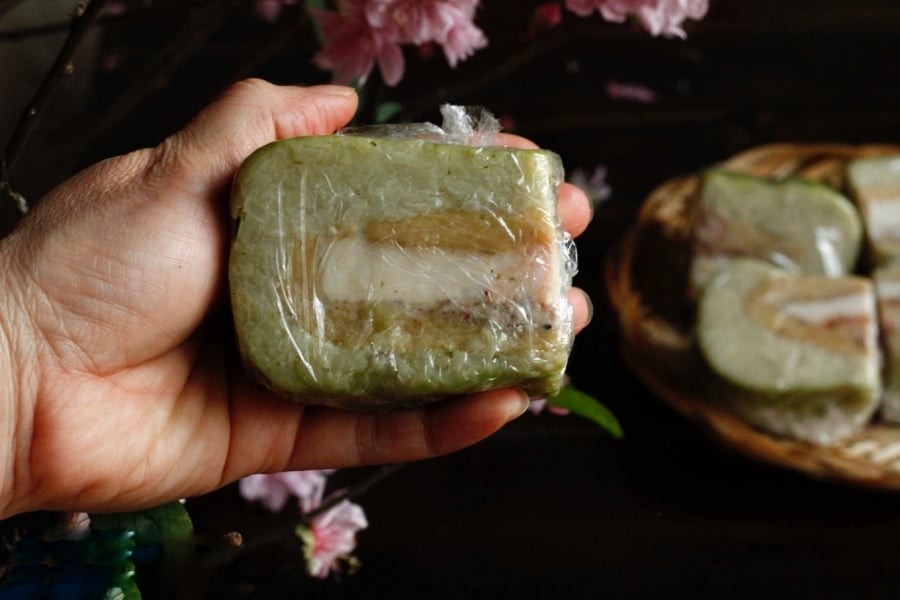 Ở nhiệt độ phòng, đặc biệt tại khu vực khí hậu nóng như miền Nam, bánh có thể chua sau 2–3 ngày. Ở miền Bắc trời lạnh hơn, thời gian có thể kéo dài 5–7 ngày, nhưng hiếm khi vượt quá một tuần nếu không có biện pháp hỗ trợ.