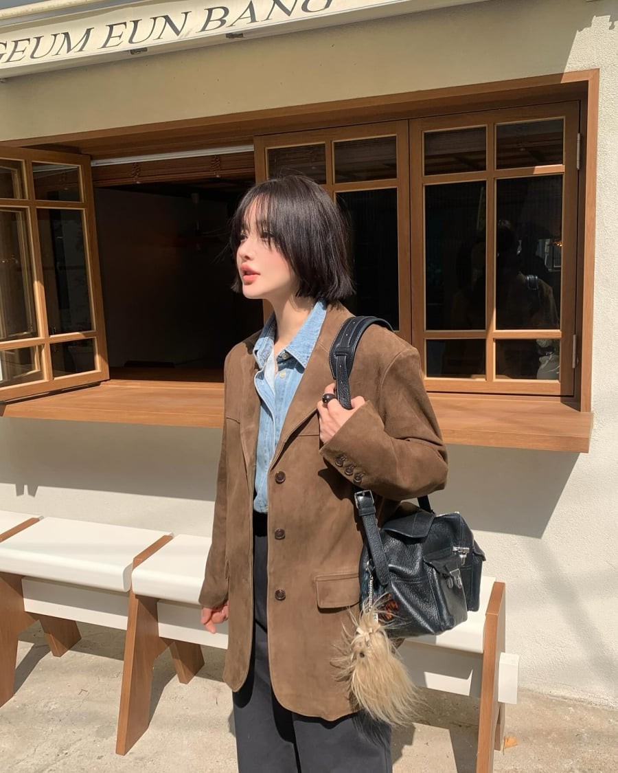  Những thiết kế blazer có phom đứng, đường cắt gọn gàng cùng gam màu trung tính hoặc pastel nhẹ giúp tổng thể trang phục trở nên hài hòa và phù hợp với không khí đầu năm.

