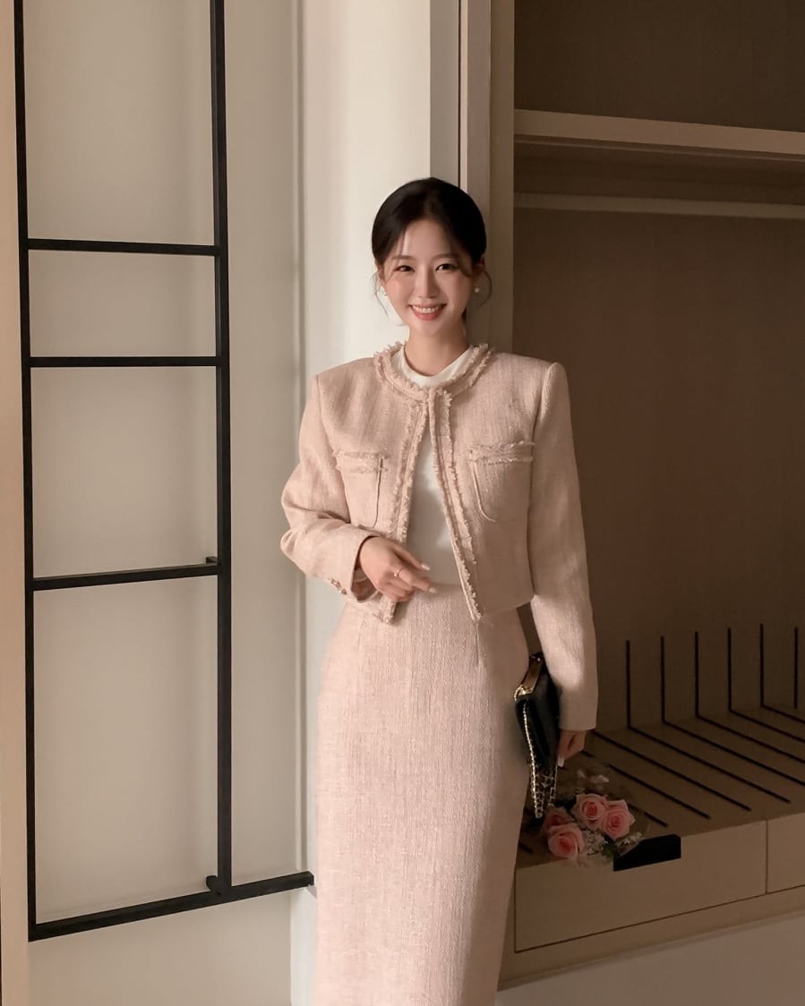 Dịp Tết, một set đồ tweed giúp người mặc tạo ấn tượng chỉn chu và nổi bật mà không cần quá nhiều chi tiết cầu kỳ.
