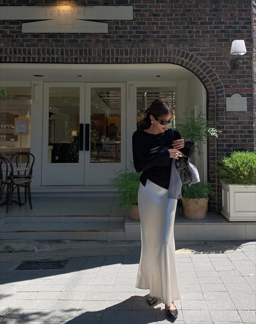 Chân váy lụa là món đồ mang lại vẻ mềm mại, nữ tính nhưng vẫn giữ được sự sang trọng cần thiết cho dịp lễ. 