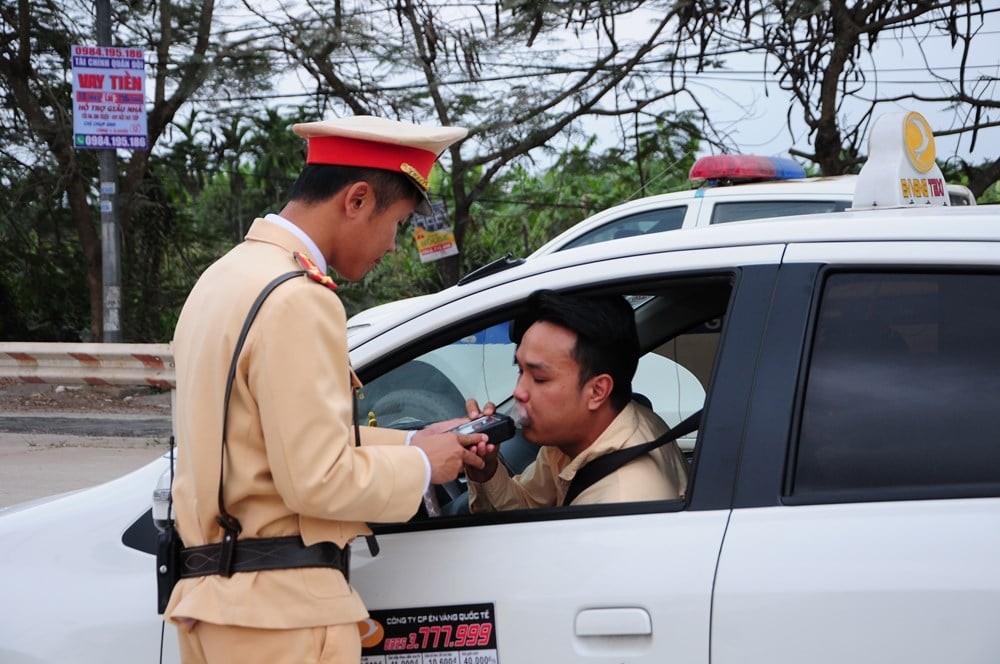 Trong ngày hôm nay 18/2 (tức mùng 2 Tết) lực lượng chức năng đã xử lý hơn 2.800 tài xế vi phạm nồng độ cồn. (Ảnh minh họa)