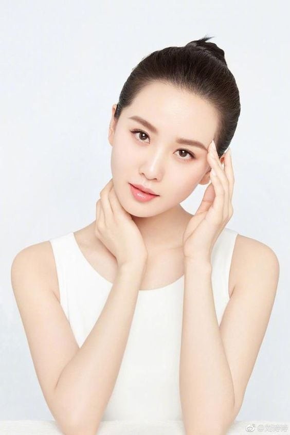 Nếu không được làm sạch kỹ, các tạp chất này có thể tích tụ trên bề mặt da, gây bít tắc lỗ chân lông và khiến da trở nên xỉn màu. 