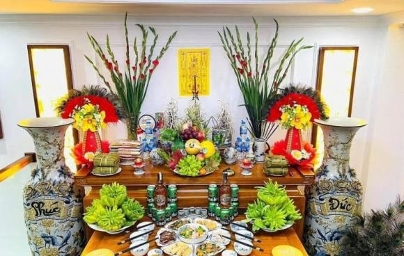 Hoa tươi là lễ vật quen thuộc trên bàn thờ dịp Tết, thể hiện sự thành kính của gia chủ. 