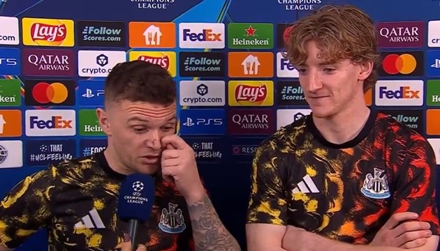 Trippier và Gordon trả lời phỏng vấn sau trận.