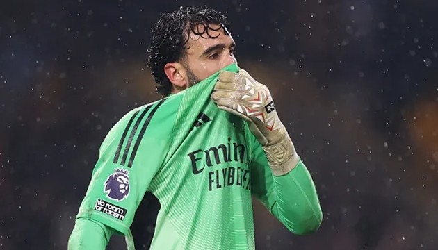 David Raya bị người tiền bối chỉ trích.