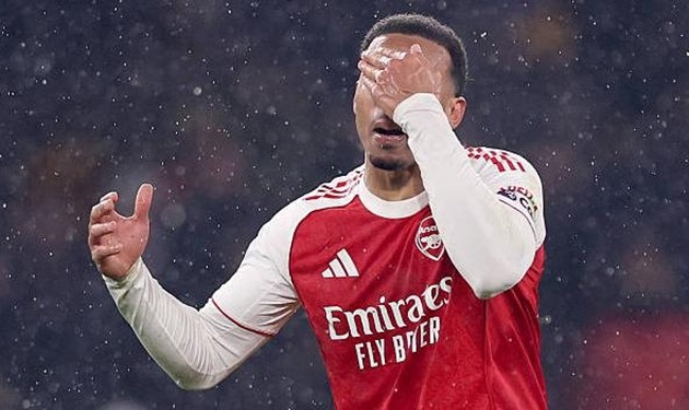 Gabriel Magalhaes (6.9): Mạnh mẽ và quyết liệt trong các tình huống không chiến để hóa giải các pha ném biên dài của Wolves. Anh có đường kiến tạo tinh tế cho Hincapie lập công, nhưng lại mắc lỗi thiếu phối hợp ăn ý với Raya trong tình huống dẫn đến bàn gỡ hòa 2-2.