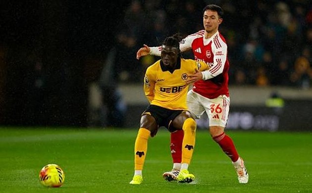 Piero Hincapie (7.4): Hậu vệ này đã có một đêm thi đấu đầy cảm xúc. Sau pha xử lý kỹ thuật khiến Mosquera ngã lăn trên sân và một tình huống ngã trong vòng cấm bị trọng tài từ chối, anh đã tỏa sáng rực rỡ với cú dứt điểm chuẩn xác nâng tỷ số lên 2-0.