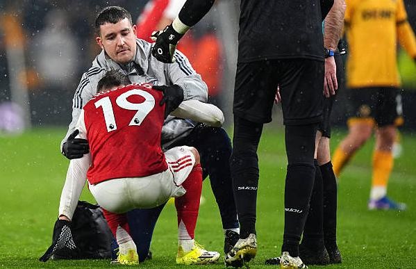 Leandro Trossard dính chấn thương trong trận đấu với Wolves.