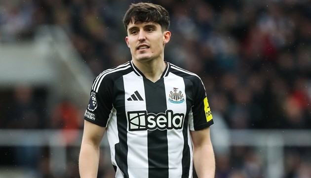 Man City theo đuổi Livramento.