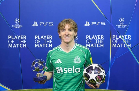 Anthony Gordon tỏa sáng giúp Newcastle sáng cửa đi tiếp.