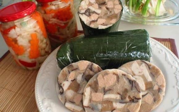 Với giò thủ, giò tai tự làm hoặc mua sẵn, nên bảo quản trong tủ lạnh để giữ độ giòn và kết dính. 