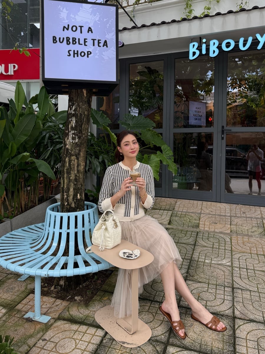 Lương Thùy Linh mang đến hình ảnh tươi tắn, nữ tính và có chút yêu kiều. 