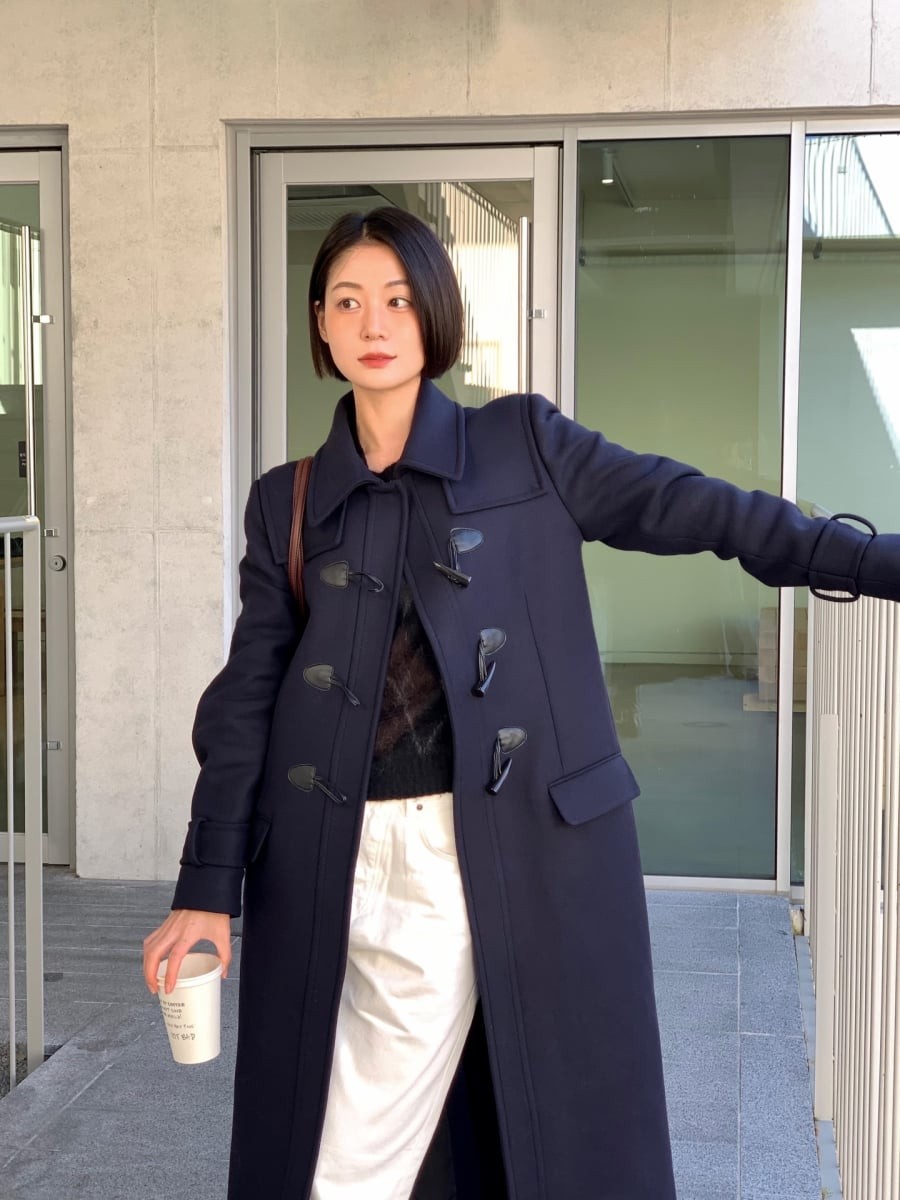 Để tránh cảm giác nặng nề, nên ưu tiên các thiết kế có phom dáng gọn gàng hoặc thêm phụ kiện trẻ trung để cân bằng tổng thể.