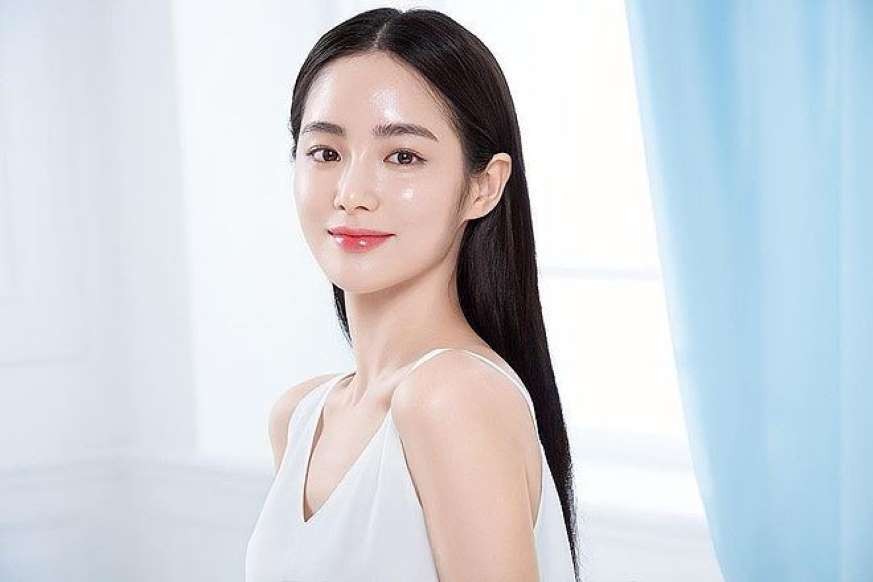 Một lớp trang điểm đẹp bắt đầu từ nền da sạch và được dưỡng ẩm tốt. 