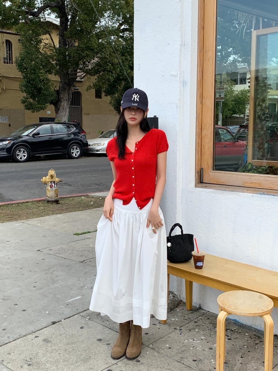 hững thiết kế áo có phom dáng mềm mại, kết hợp sơ vin gọn gàng hoặc dáng lửng vừa phải sẽ giúp vóc dáng trông cân đối