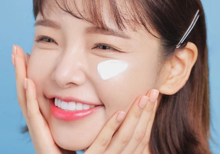 Tia UV được xem là nguyên nhân hàng đầu gây lão hóa da, dẫn đến sự xuất hiện của nếp nhăn, đốm nâu và tình trạng da chảy xệ.