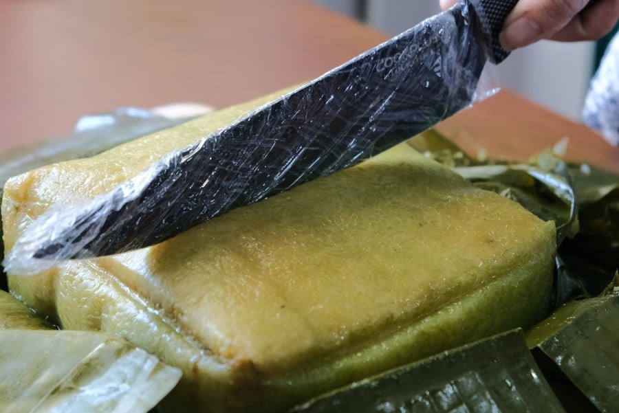 Nếu bánh đã để tủ lạnh, nên lấy ra ngoài khoảng 20–30 phút trước khi cắt để bánh bớt cứng, tránh vỡ mép.