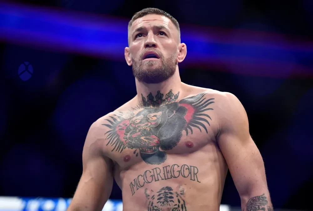 Conor McGregor trong trận đấu với Dustin Poirier tại UFC 264.
