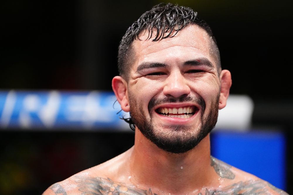 Anthony Hernandez ăn mừng chiến thắng