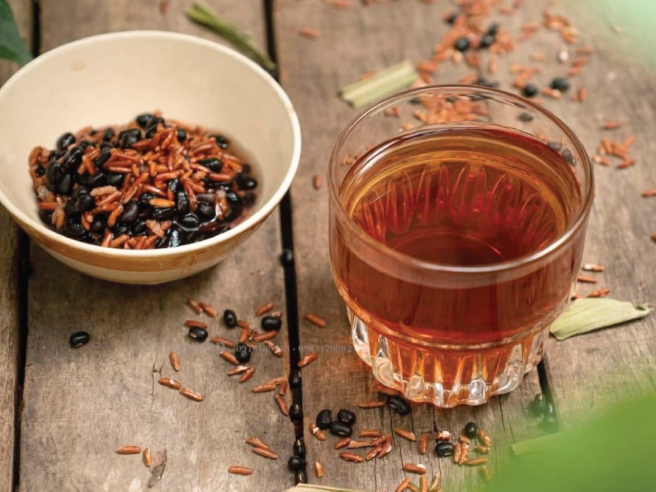 Uống trà gạo lứt giúp bạn loại bỏ độc tố và các chất không tốt ra khỏi cơ thể.