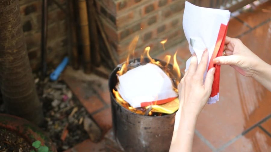 Khi thực hiện lễ hóa vàng kết thúc những ngày Tết, gia chủ có thể tham khảo bài văn khấn dưới đây.