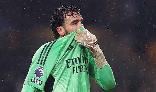 Raya liên tục bị những cú sút xa đánh bại.