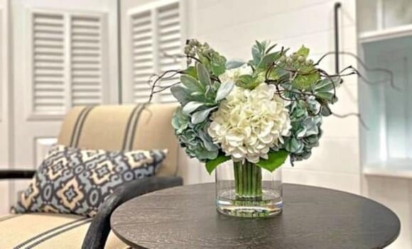 Những bình hoa trưng trong phòng khách nếu đã héo úa, rụng cánh hay có lá thối cần được bỏ ngay. 