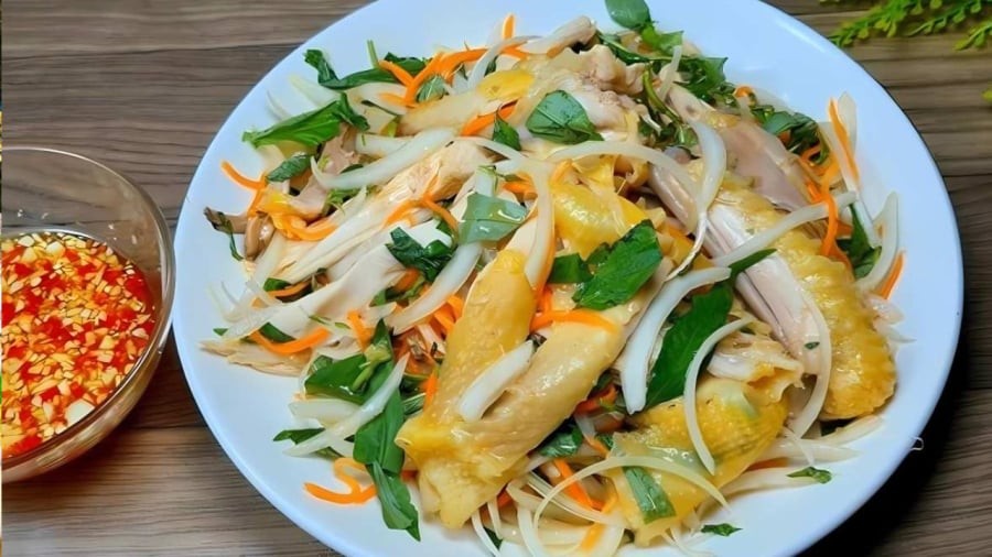 Bạn có thể biến món thịt gà luộc ngày Tết thành món nộm thanh mát, hấp dẫn.